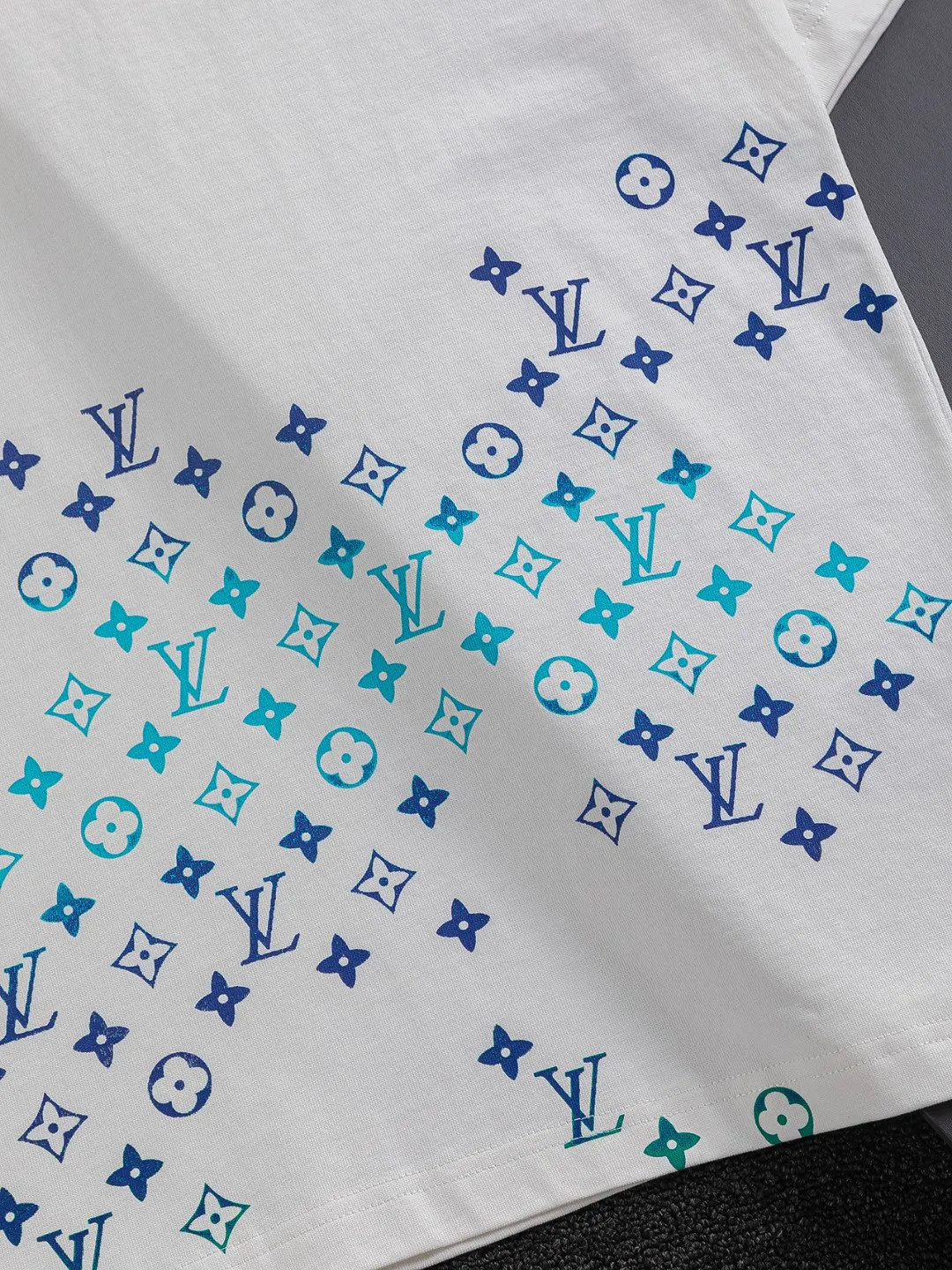 🅿️210 Louis Vuitton 1V micro-wide version S-Xl 25SS LV new product counter catwalk style, heavy letter embroidery stitching colorful print on the chest 🪡 Embroidered logo, same style for men and women! Short-sleeves are not the same as the general public, but must be unique and eye-catching. This LV short-sleeves is all about quality, comfort, consistent style, fashion, including fabrics and cutting techniques, all of which have been made with great effort! 320 grams of washed pure cotton fabric, pure cotton is breathable, very refreshing and comfortable for daily wear. The rib knitting on the neckline is smooth and tight, and the neckline will not be skewed if you toss it at will. The loose version, you will find that it looks really good on the upper body. The overall is minimalist and neat, super versatile for daily use! Pair it casually with a pair of pants for a youthful look. A T-shirt will make your outfit crazy. It is a fashionable item that can never go wrong! Color: Black White Size: S-XL Size chart: S: Shoulder width 50-Bust 54-Length 70 M: Shoulder width 52-Bust 56.5-Length 72 L: Shoulder width 54-Bust 59-Length 74 XL: Shoulder width 56-Bust 61.5-Length 76
